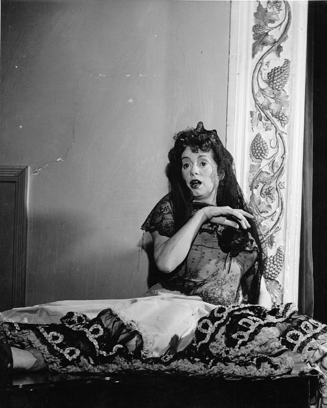 Elsa Lanchester Performing "When a Lady has a Piazza."